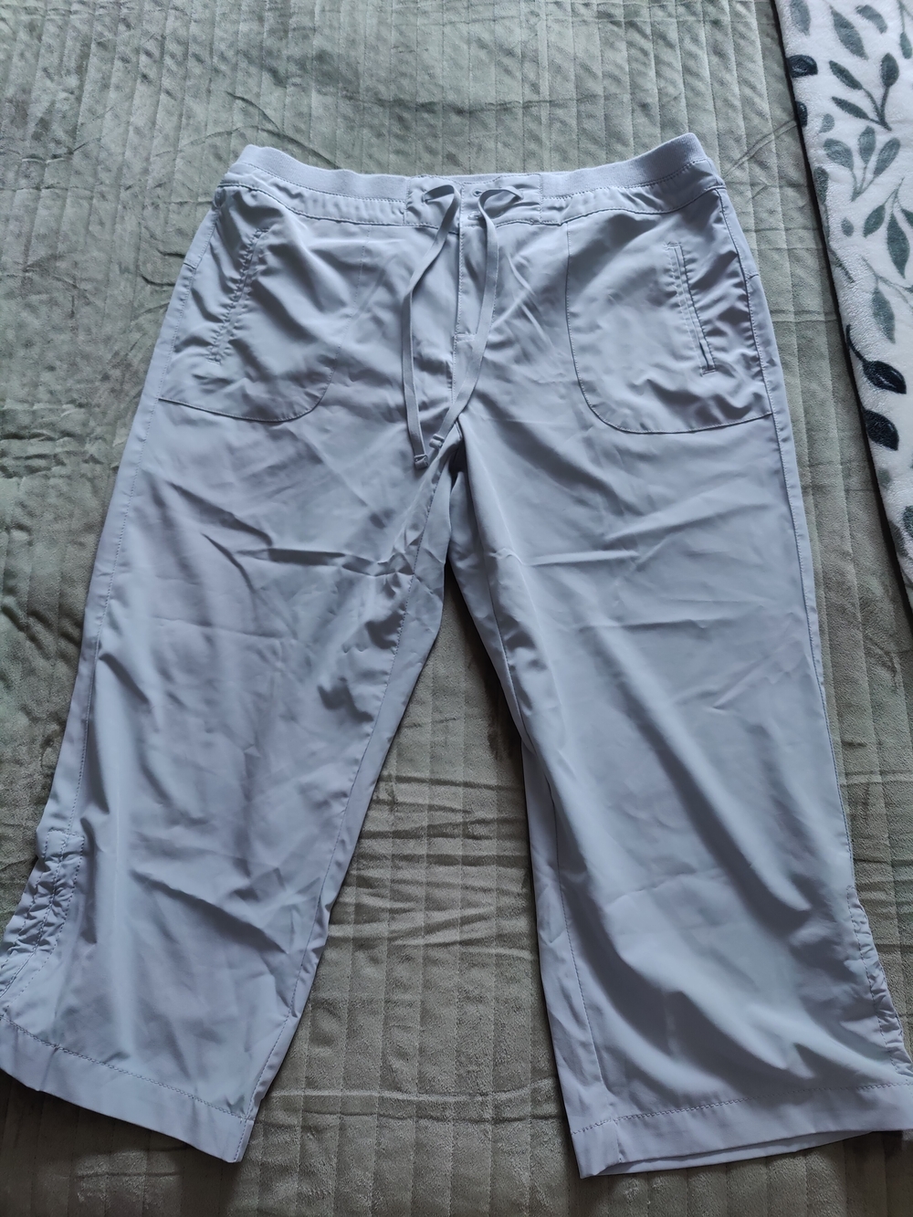 Indigo Women's White Capri Drawstring Pull-On Pants